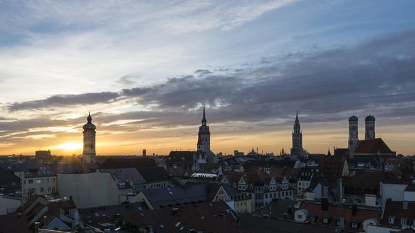 Die Skyline Münchens bei Dämmerung mit dem Turm des alten Peters, dem Turm des alten und neuen Rathauses, der Heilig-Geiste Kirche und der Frauenkirche