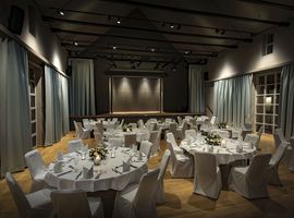 Der Kreszenz-Saal des Platzl Hotels bietet mit seinen weiß eingedeckten Tischen und Stühlen den idealen Ort für private, geschäftliche und kulturelle Veranstaltungen.