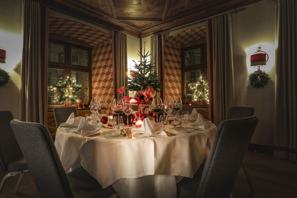 Festlich dekorierter Tisch für eine Weihnachtsfeier als Firmenfeier in München