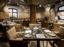 Stilvoll eingedeckte Tische im Restaurant Pfistermühle des Platzl Hotels.