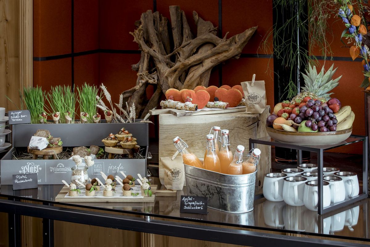 A generous buffet for conference guests with fruit, juices, pastries and appetizers was set up at the Platzl Hotel Munich