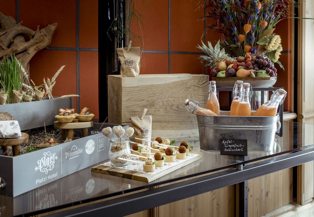 Auf einem Glastisch wurde für Tagungsgäste des Platzl Hotels München ein Buffet mit Häppchen aufgebaut