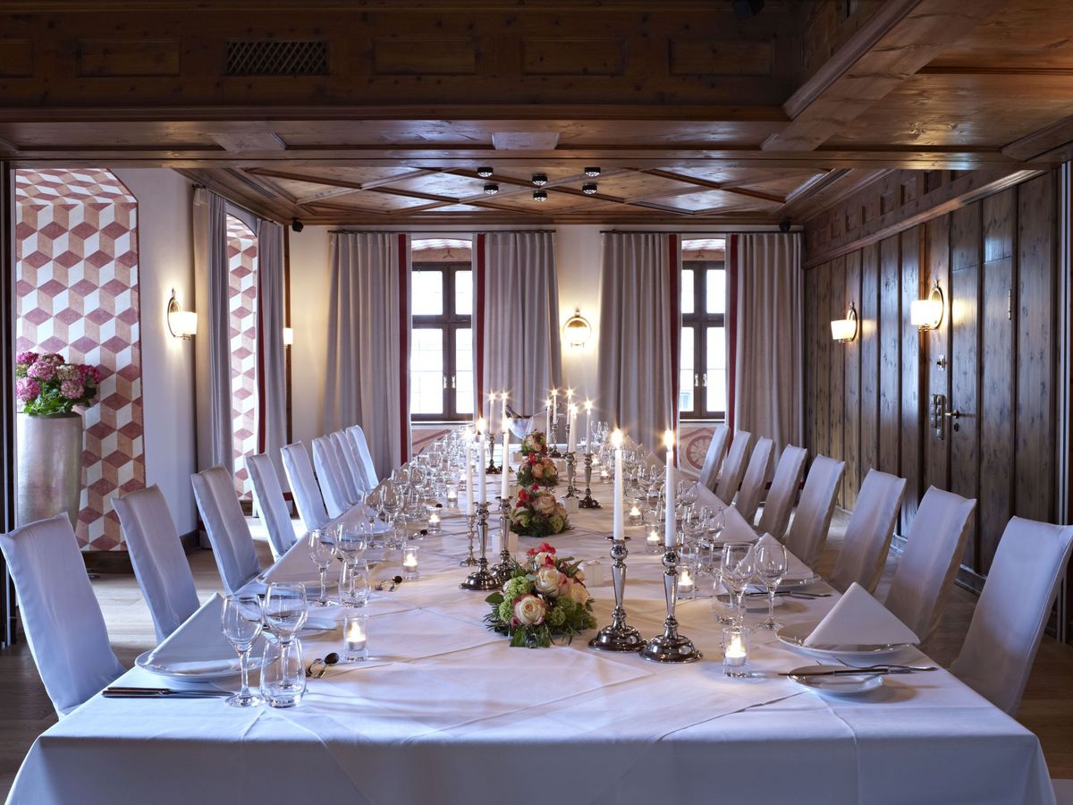 Müller-Pfister-Stube Das Platzl Hotel München eignet sich perfekt für Feierlichkeiten, hier zum Beispiel ein geschmückter festlich geschmückter Tisch