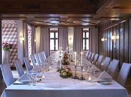 Weiß gedeckte Tafel für eine Hochzeit im Tagungshotel München mit Blumenbouquets und Kerzenleuchtern dekoriert.  