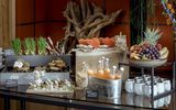 Ein großzügiges Buffet für Tagungsgäste mit Obst, Säften, Gebäck und Häppchen wurde im Platzl Hotel München aufgebaut