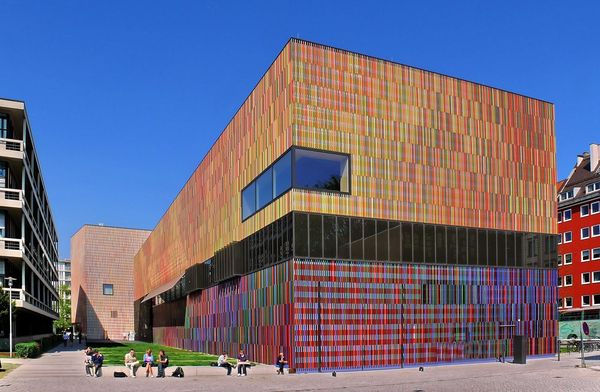 Das bunte, moderne Gebäude des Museums Brandhorst in München im strahlenden Sonnenschein.
