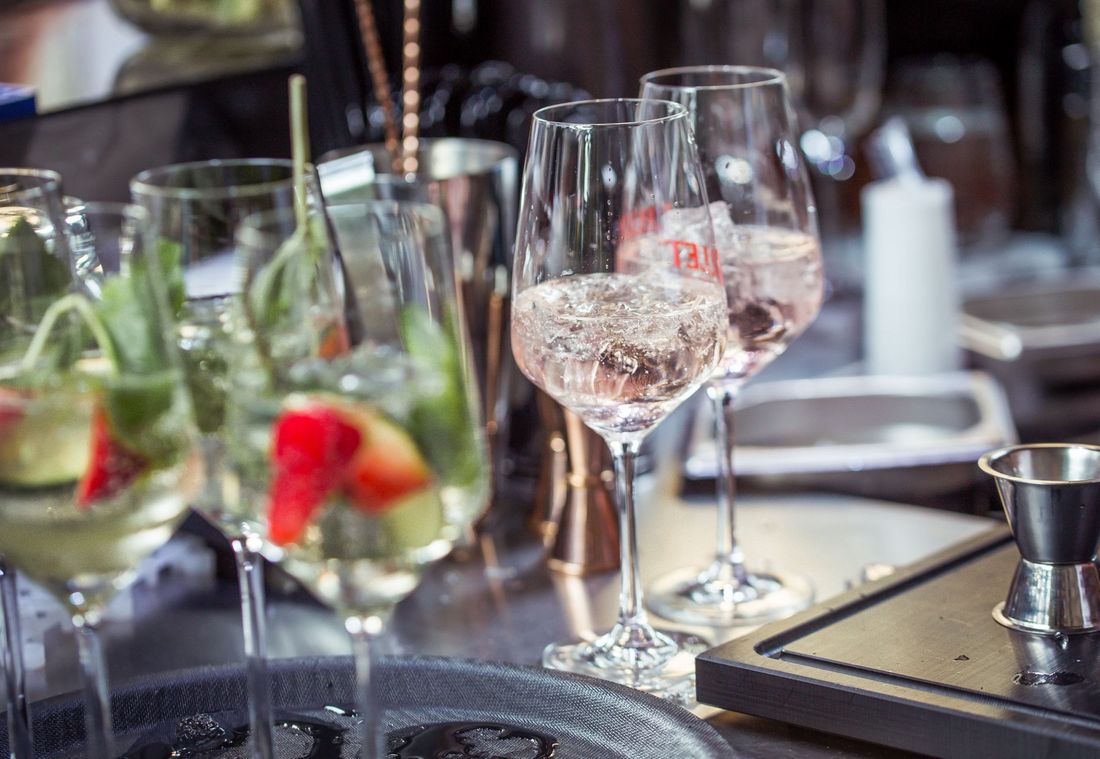 Stilvolle Cocktailkreationen mit frischen Kräutern an der Bar der Platzl Hotels serviert