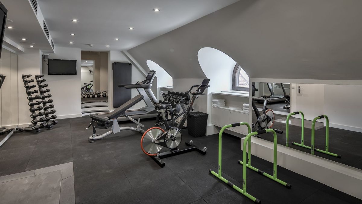 The well-equipped, light-flooded BiPhit fitness room at the Platzl Hotel Munich with lots of sports equipment