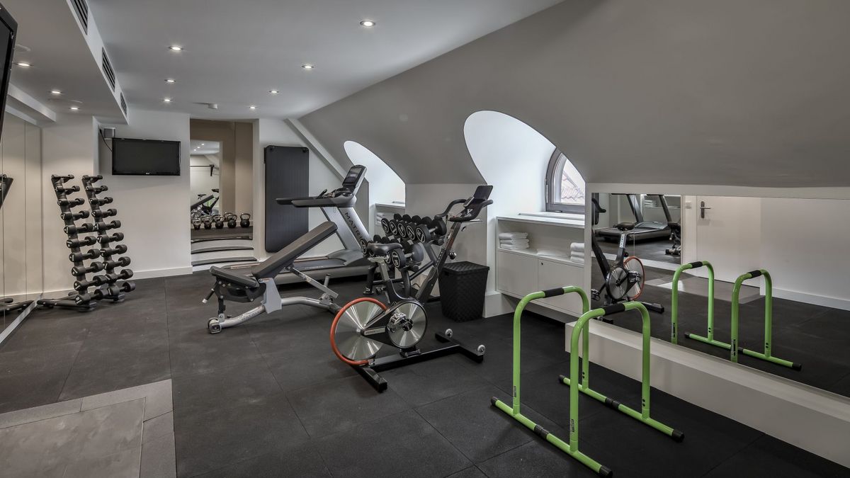 Fitnessbereich Der gut ausgestatte, lichtdurchflutete Fitnessraum BiPhit im Platzl-Hotel München mit vielen Sportgeräten