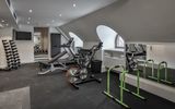 The well-equipped, light-flooded BiPhit fitness room at the Platzl Hotel Munich with lots of sports equipment