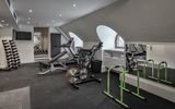 Fitnessbereich Der gut ausgestatte, lichtdurchflutete Fitnessraum BiPhit im Platzl-Hotel München mit vielen Sportgeräten