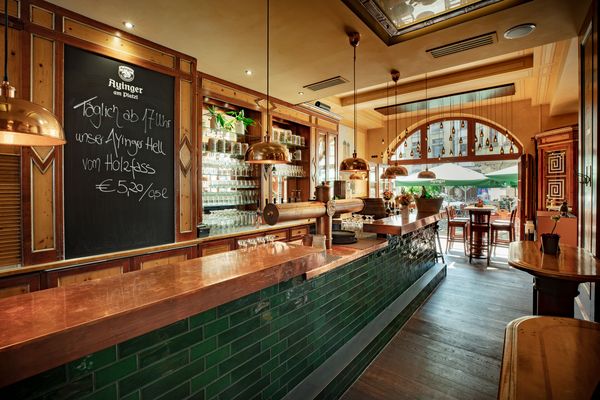 Schanktresen Hölzerner Tresen im Wirtshaus Ayinger in München, im Hintergrund eine bogenförmige Fensterfront