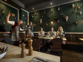 Anstich_Bierfass_in_der_Jagdstube.jpg