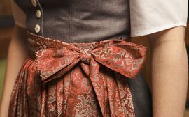 Dirndl Schleife Traditionelles Dirndl mit einer rosa Schürze mit Schleife.
