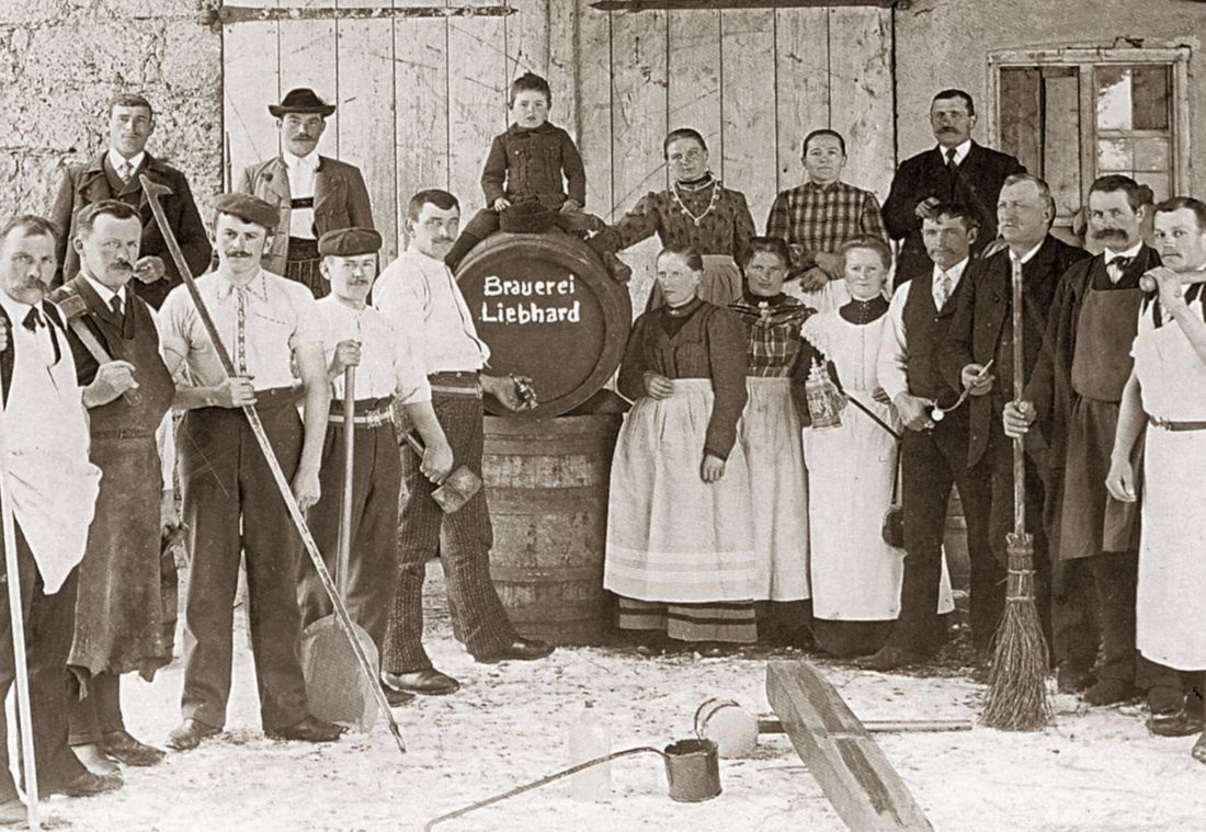 Altes Gruppenfoto der Brauerei Liebhard mit Brauern und Fässern um 1900