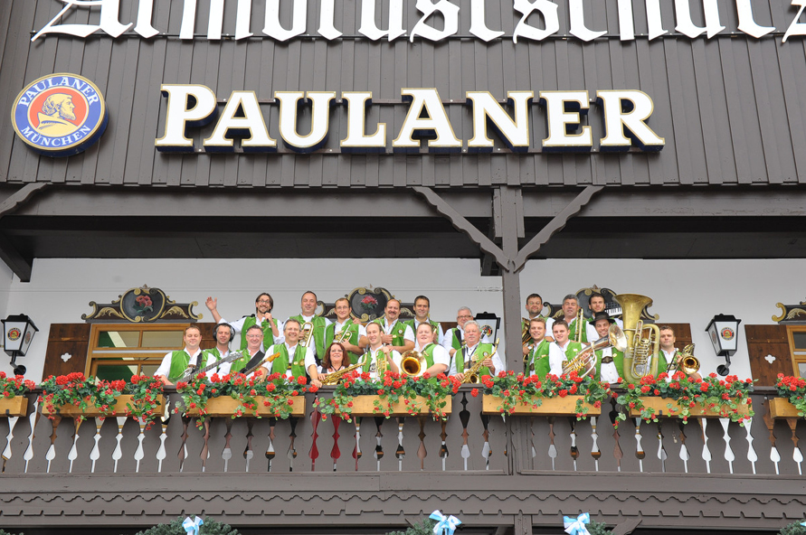 Blaskapelle im Armbrustschützenzelt auf dem Oktoberfest in München Blaskapelle im Armbrustschützenzelt auf dem Oktoberfest in München